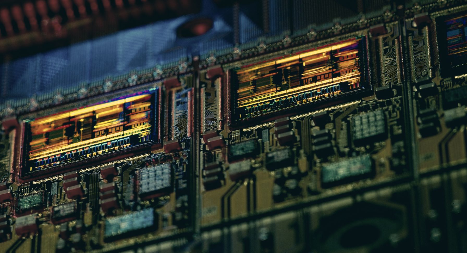 Mikrochips auf einer Leiterplatte – Elektronik als Schlüsseltechnologie